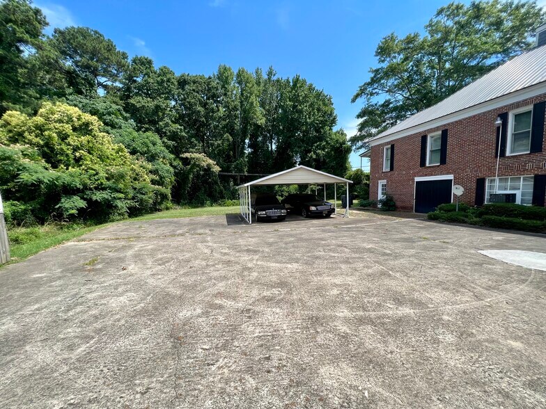 More Photos Of 100 N Fifth St, Manchester Funeral Home For Sale