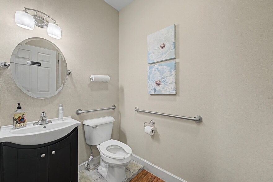 More Photos Of 1133 NW J St, Bentonville Office For Sale