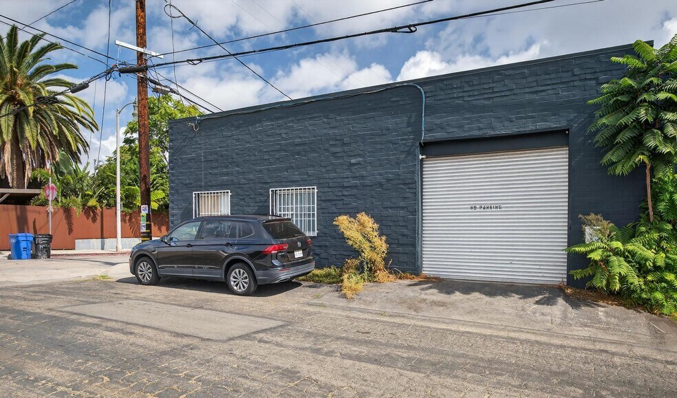 More Photos Of 2900 Denby Avenue Ave, Los Angeles Flex For Lease