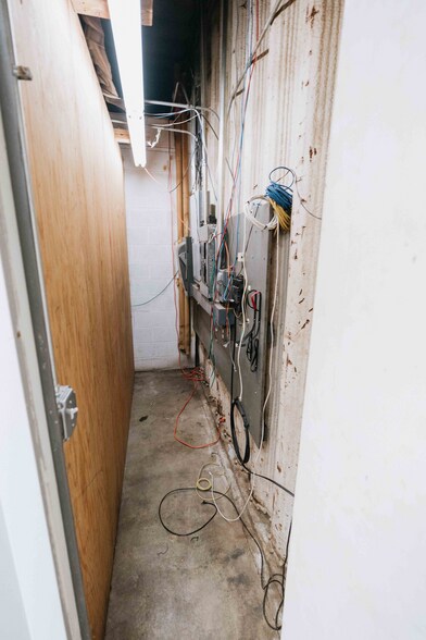 More Photos Of 2565 16th Ave, Columbus Light Manufacturing For Sale