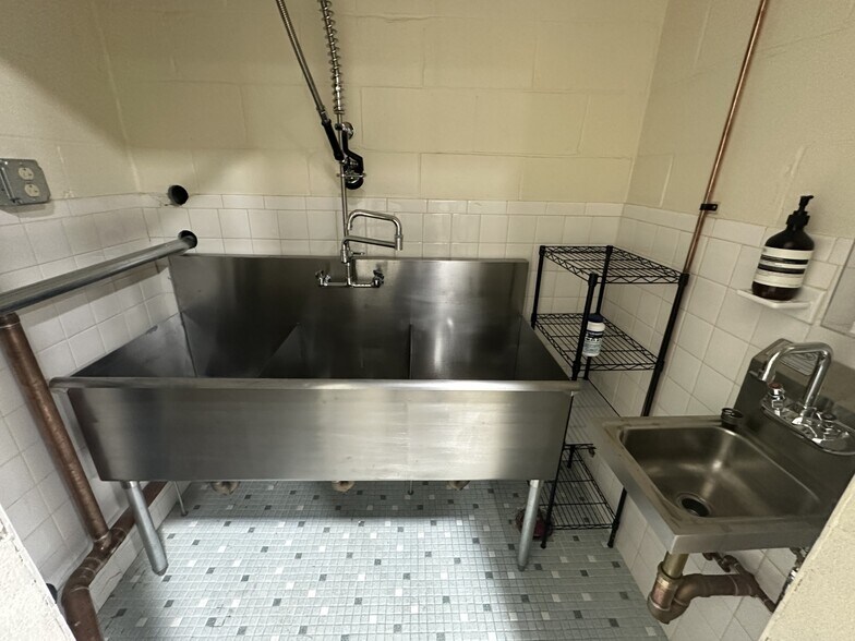 More Photos Of 7 Kane Industrial Dr, Hudson Flex For Lease