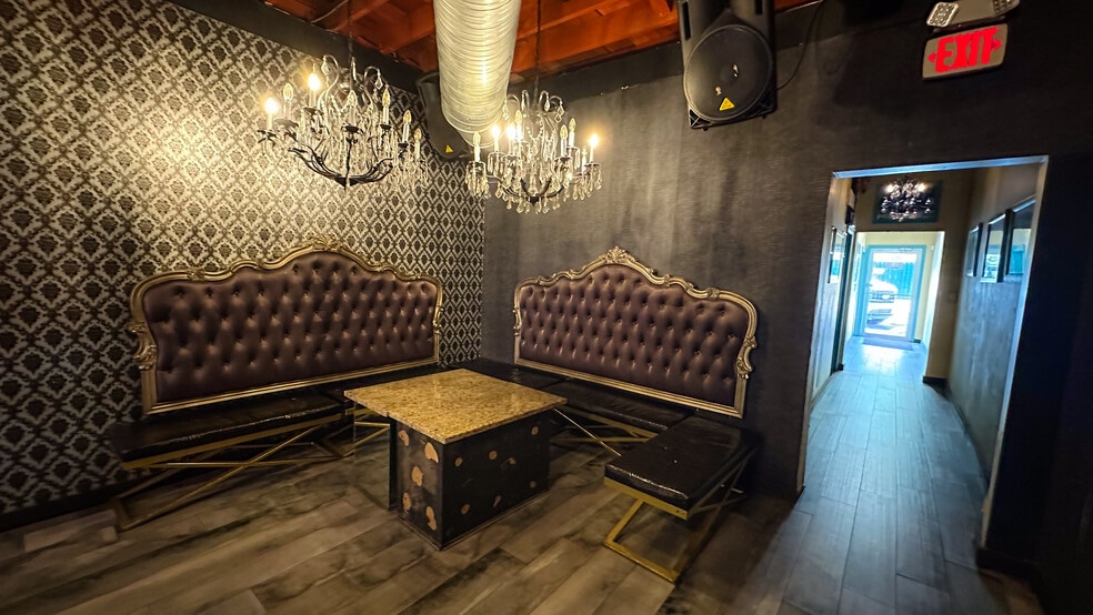 More Photos Of 852-862 5th Ave S, Naples Storefront For Sale