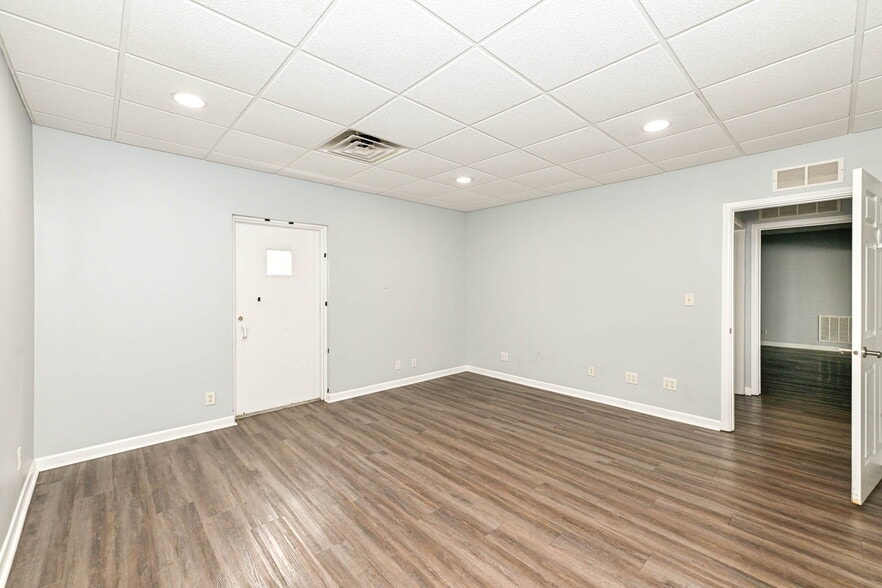More Photos Of 3455 Shelby St, Indianapolis Office For Sale