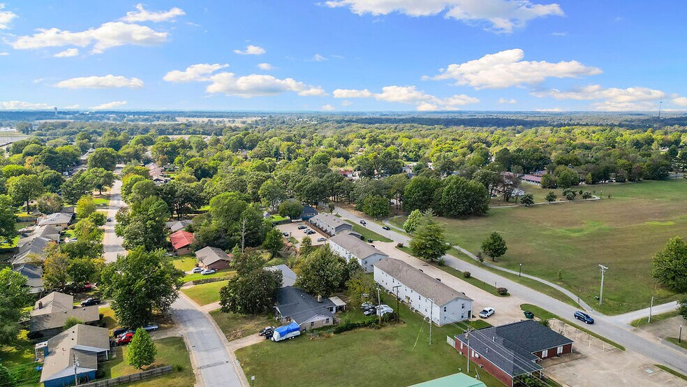 More Photos Of 1810 W Twin Springs St, Siloam Springs General Retail For Sale