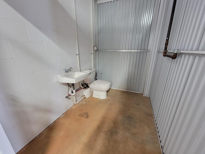 More Photos Of 635 Industrial Blvd, Gainesville Warehouse For Lease