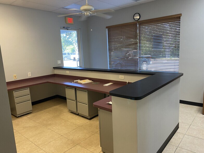 More Photos Of 10801 Sunset Plaza Cir, Fort Myers Showroom For Sale