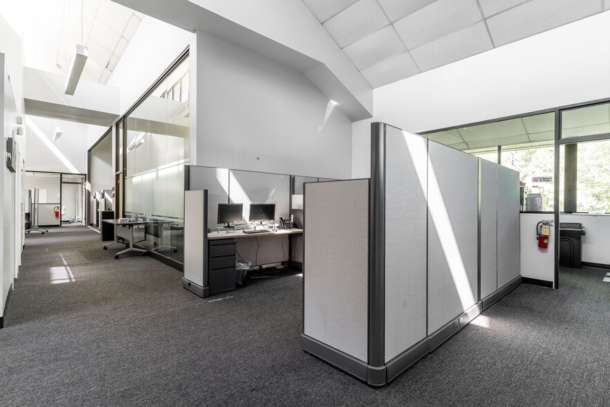 More Photos Of 3066 Mercer University Dr, Chamblee Office For Sale