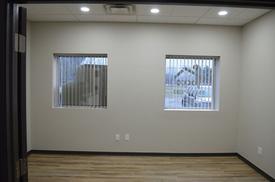 More Photos Of 55931-55951 Gratiot Ave, Chesterfield Office For Lease