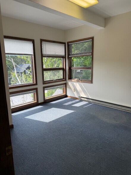 More Photos Of 21 Mohawk Trl, Greenfield Unknown For Lease