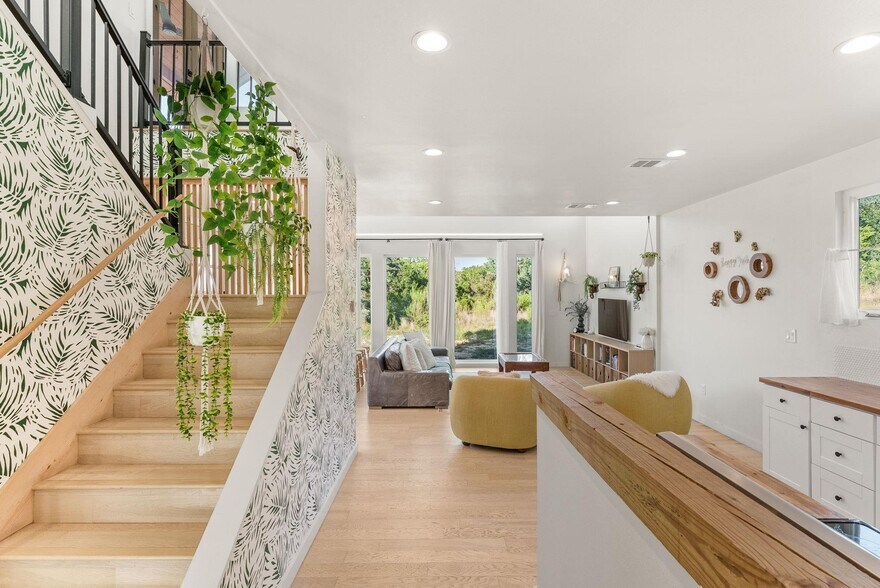 More Photos Of 5460 FM 2325, Wimberley Hotel For Sale