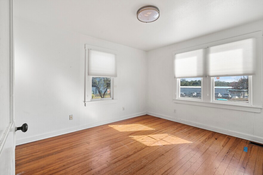 More Photos Of 616 W Live Oak St, Fredericksburg General Retail For Sale