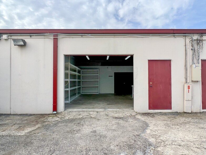 More Photos Of 2435-2441 Boardwalk St, San Antonio Showroom For Lease