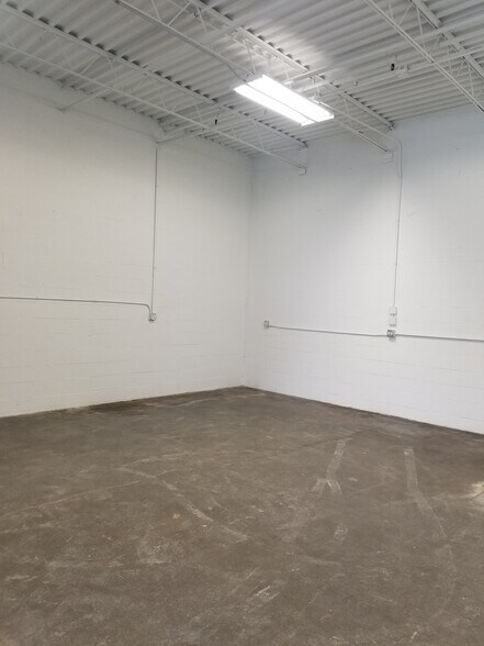 More Photos Of 729-739 Fullerton Ave, Addison Warehouse For Lease
