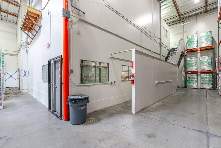 More Photos Of 9142 Independence Ave, Chatsworth Manufacturing For Sale