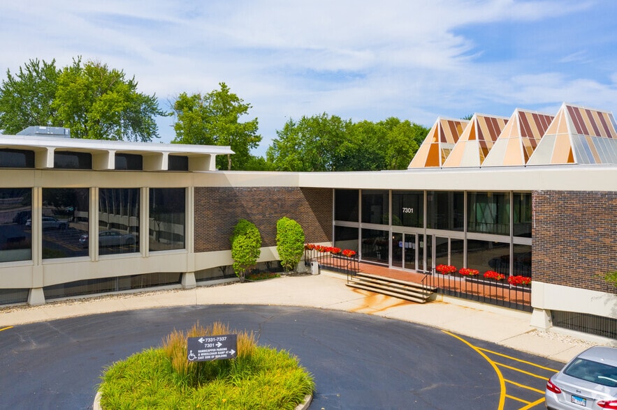 More Photos Of 7301-7337 N Lincoln Ave, Lincolnwood Office For Lease