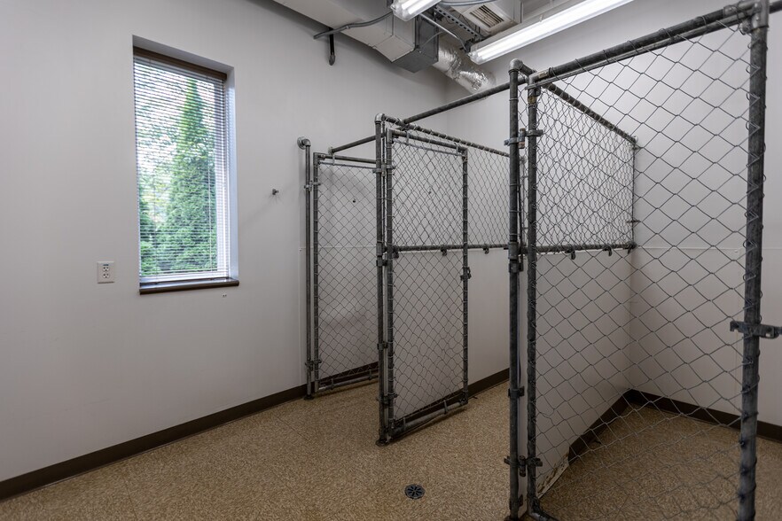 More Photos Of 14605 Velp Ave, Suamico Veterinarian Kennel For Lease