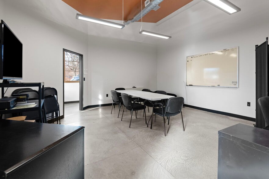 More Photos Of 544 SW 4th St, Redmond Office For Sale