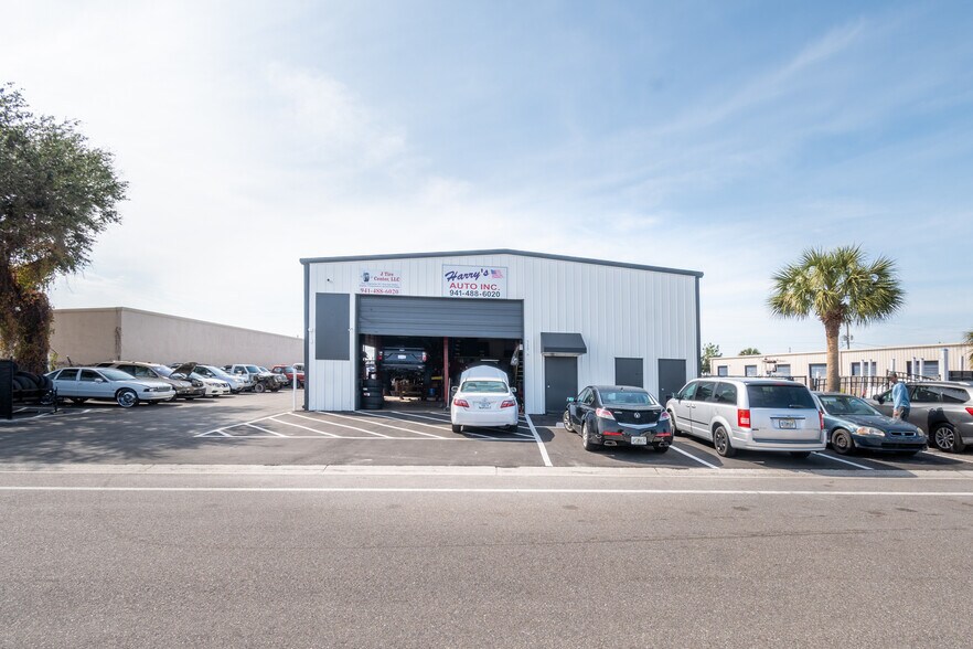 More Photos Of 320 Warfield Ave, Venice Warehouse For Sale