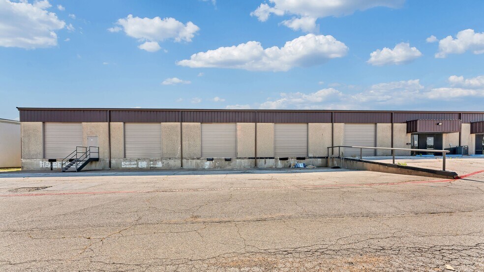 More Photos Of 801 Secretary Dr, Arlington Warehouse For Lease