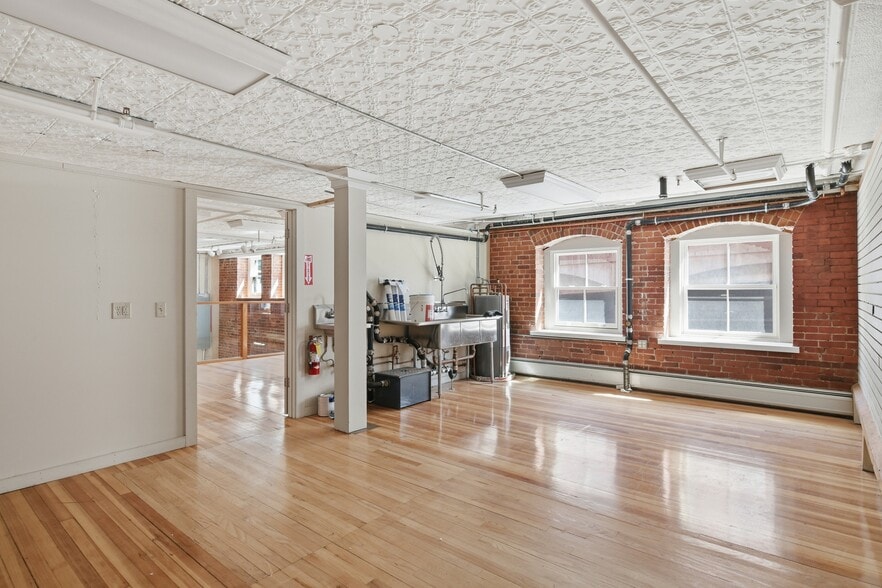 More Photos Of 150 Main St, Northampton Storefront For Lease