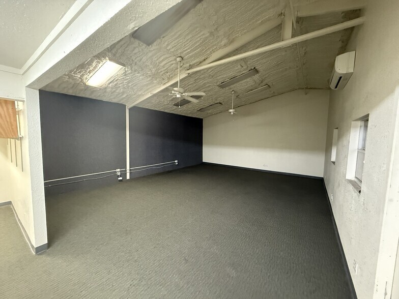 More Photos Of 807 Mcphaul St, Austin Warehouse For Sale