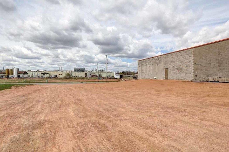 More Photos Of 1011-1013 E Spruce St, Abbotsford Storefront Retail Office For Lease