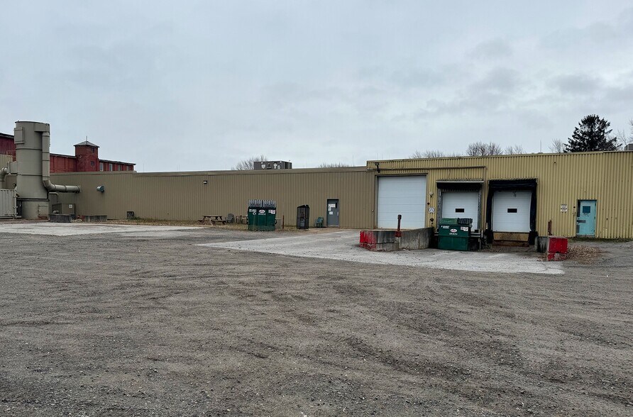 More Photos Of 30-80 Av Saint-Martin, Louiseville Industrial For Lease