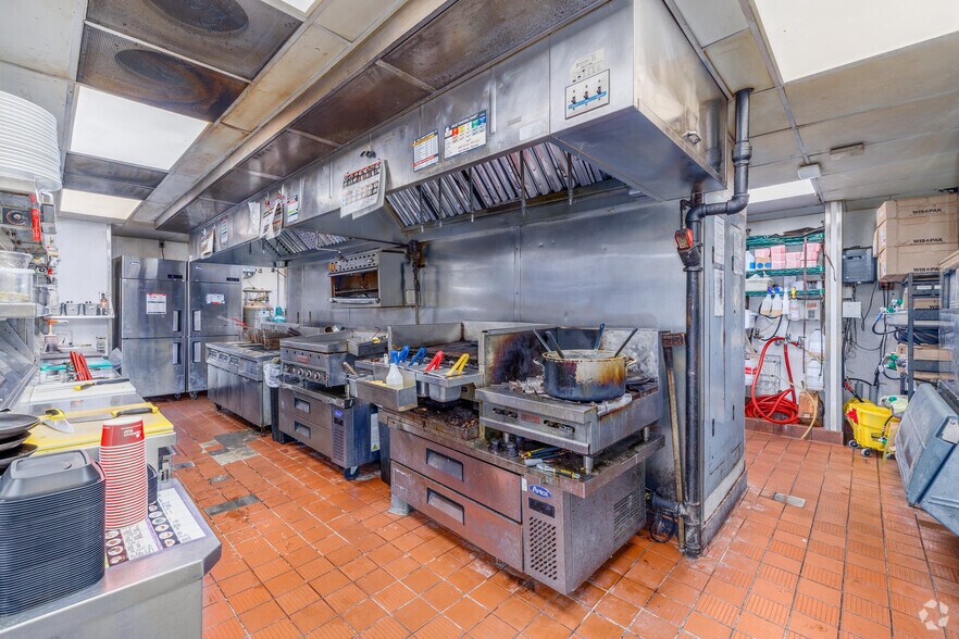 More Photos Of 700 S Kansas Ave, Clinton General Retail For Sale