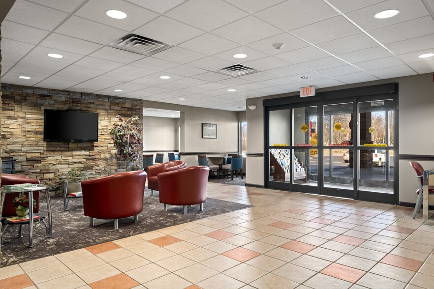 More Photos Of 240 Mitchelle Dr, Hendersonville Hotel For Sale