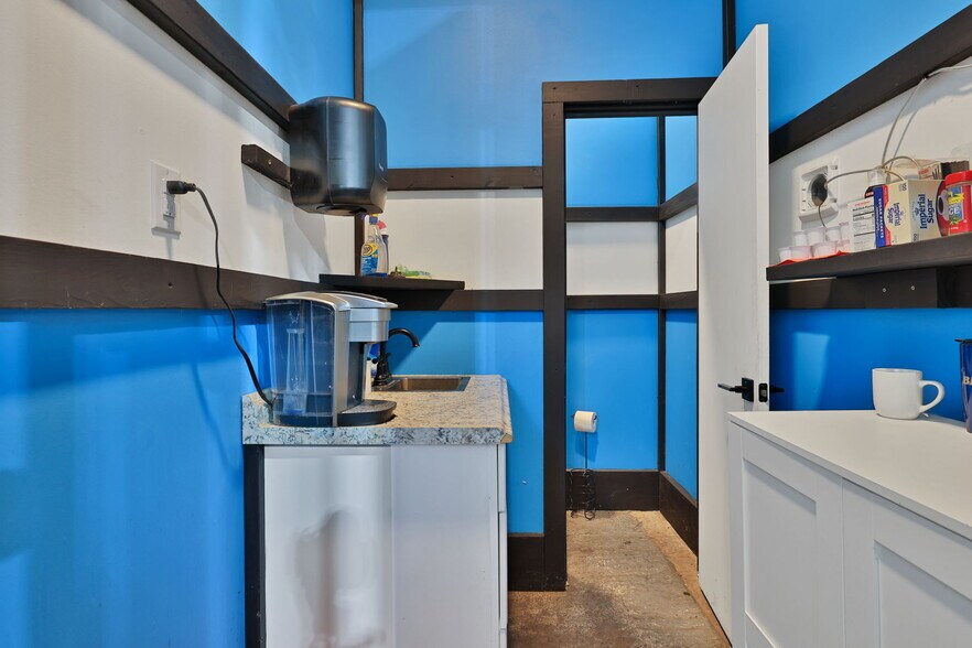 More Photos Of 817 E Main St, Tomball Warehouse For Sale