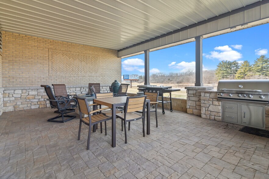 More Photos Of 2492 Crest Dr, Lake Geneva Office For Sale
