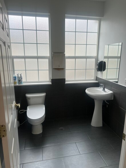 More Photos Of 9537 S 700 E, Sandy Office For Lease