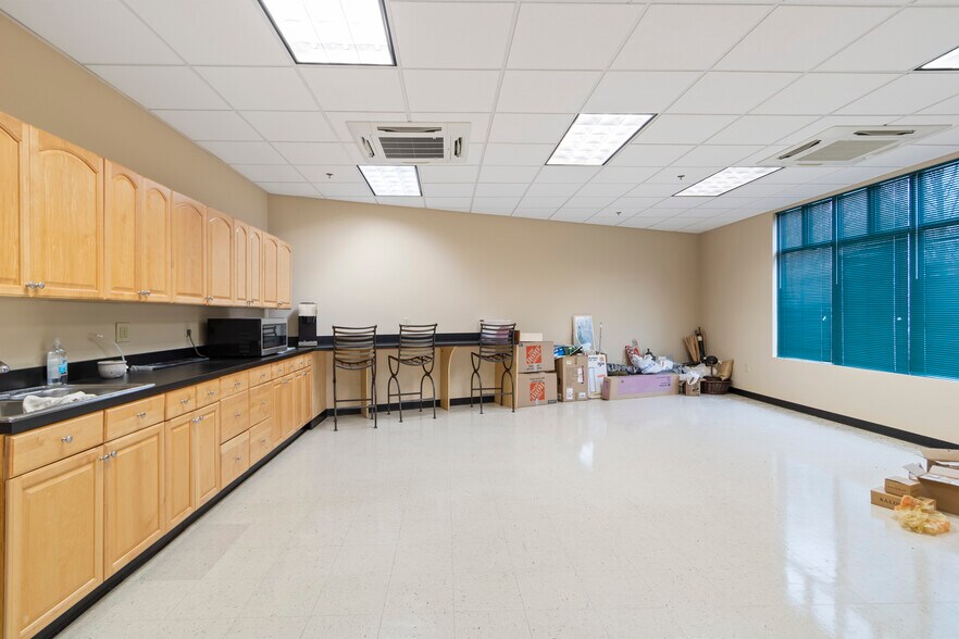 More Photos Of 1690 Roberts Blvd, Kennesaw Warehouse For Sale