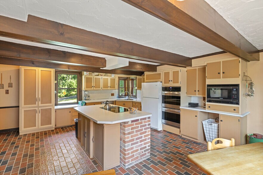 More Photos Of 40 Hospital Rd, Gettysburg Hotel For Sale