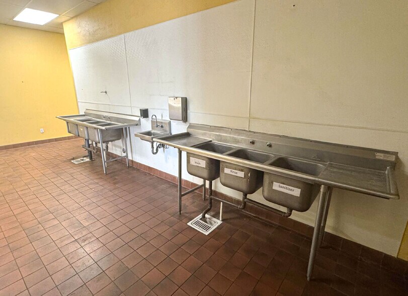 More Photos Of 4304-4324 Cochran St, Simi Valley Freestanding For Lease