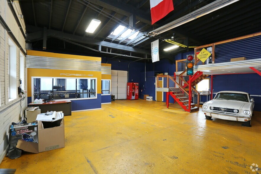 More Photos Of 1828 Franklin St, Bellingham Showroom For Sale