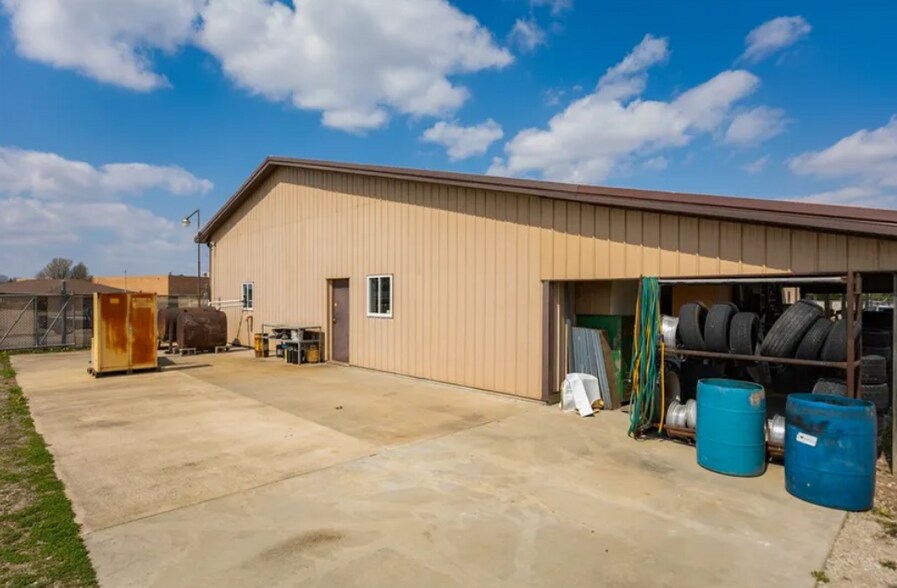 More Photos Of 2300 Hoffman Dr, Effingham Auto Repair For Sale