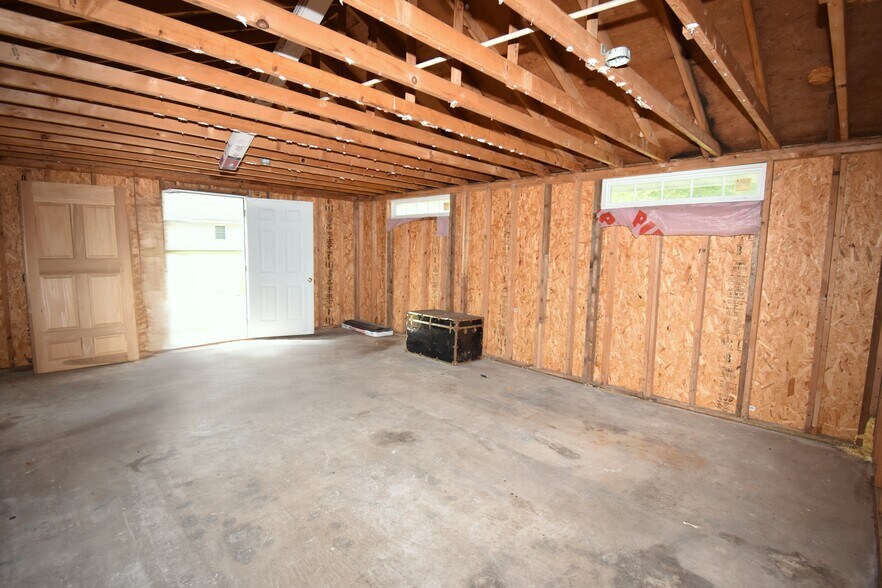 More Photos Of 132 N Main St, Hubbard Freestanding For Sale