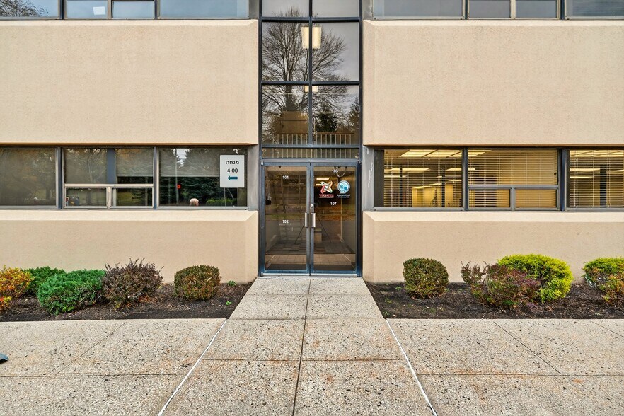 More Photos Of 80 Red Schoolhouse Rd, Chestnut Ridge Office For Lease