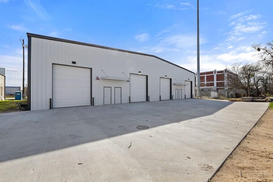 More Photos Of 202 W 1st St, Taylor Flex For Lease