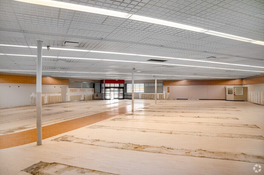 More Photos Of 4635 S Capitol St SW, Washington Drugstore For Lease