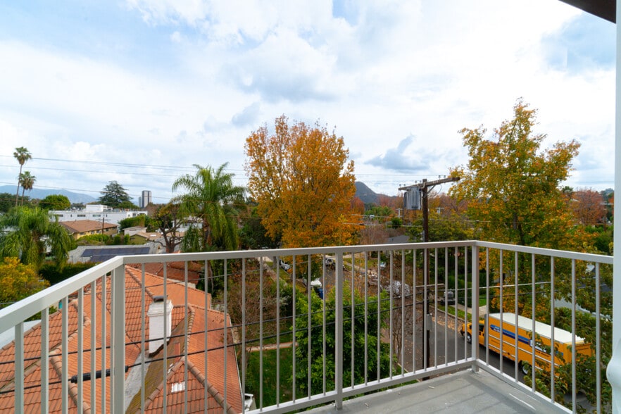 More Photos Of 10555 Bloomfield St, Toluca Lake Apartments For Sale