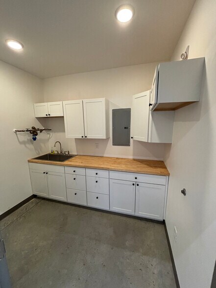 More Photos Of 1031 Parkway Dr, Spring Hill Flex For Lease