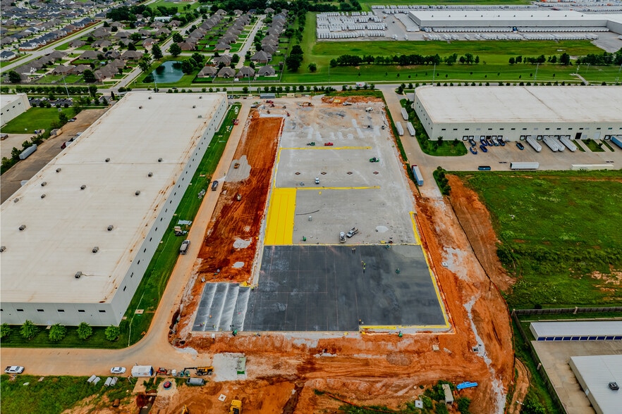 More Photos Of 5100 SW Regional Airport Blvd, Bentonville Warehouse For Lease