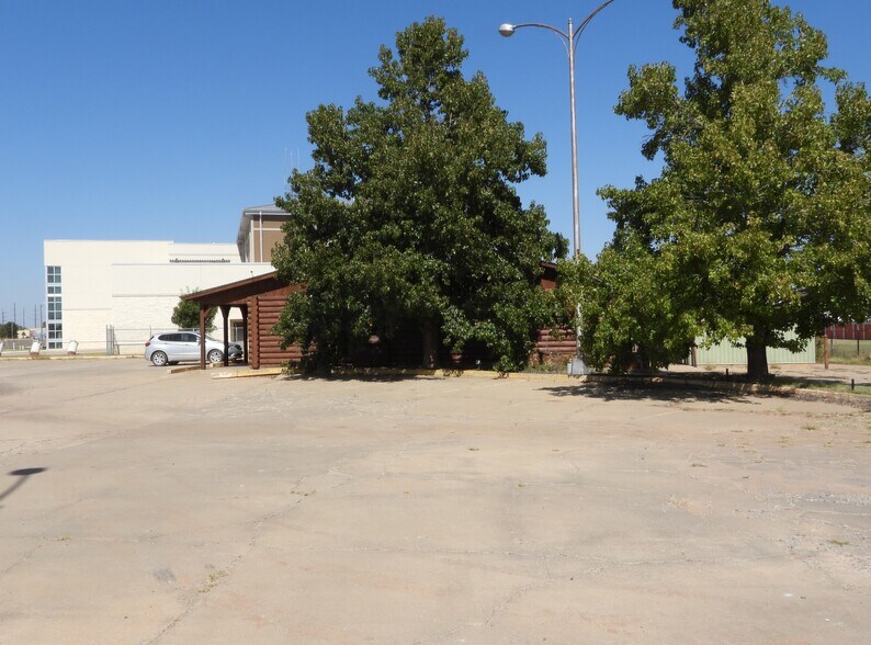 More Photos Of 2424 Williams Ave, Woodward General Retail For Sale