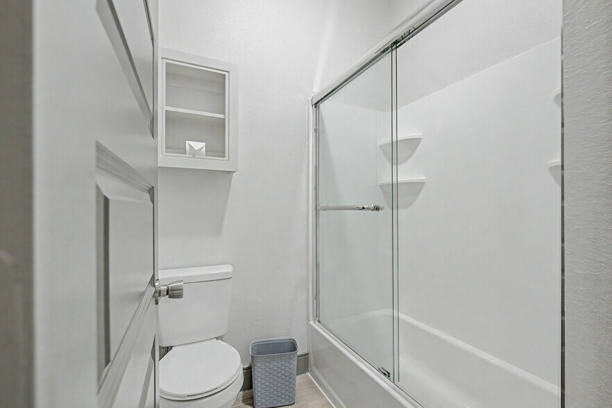 More Photos Of 102 W 4th St, Hearne Storefront For Sale