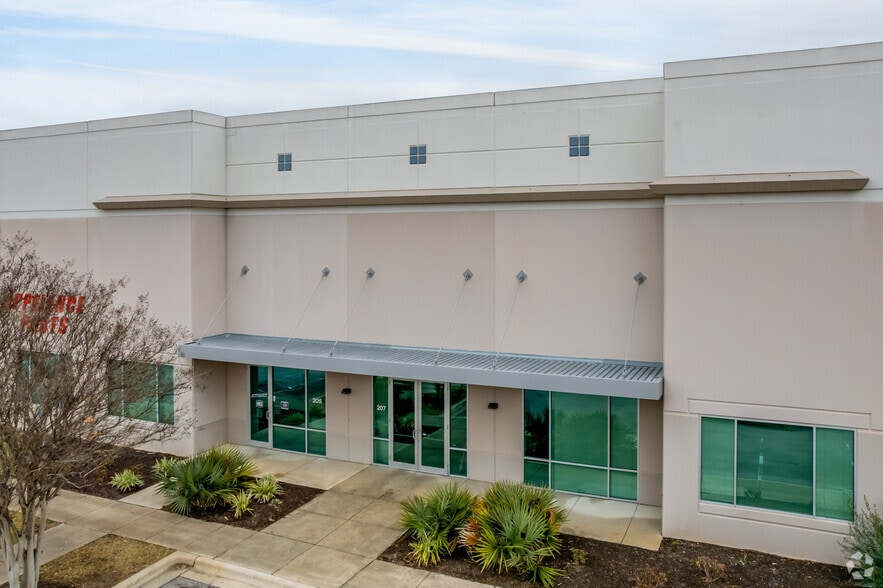 More Photos Of 2301 E St Elmo Rd, Austin Warehouse For Lease