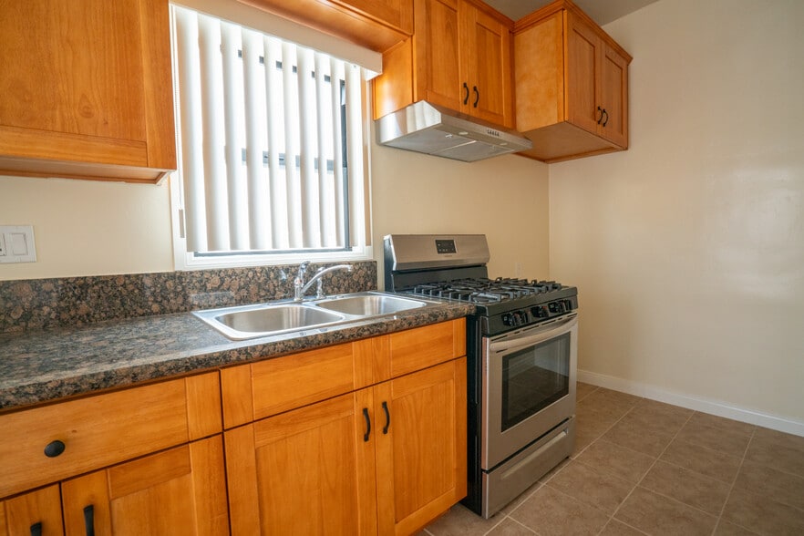 More Photos Of 2059 Cedar Ave, Long Beach Apartments For Sale
