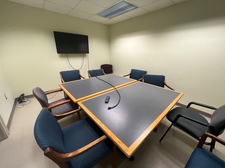 More Photos Of 100 Progress Dr, Doylestown Bank For Lease