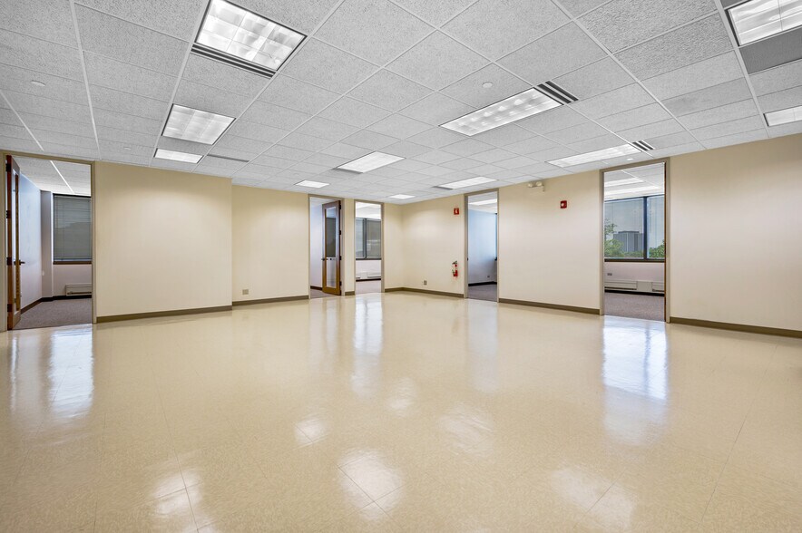More Photos Of 915 Harger Rd, Oak Brook Office For Lease